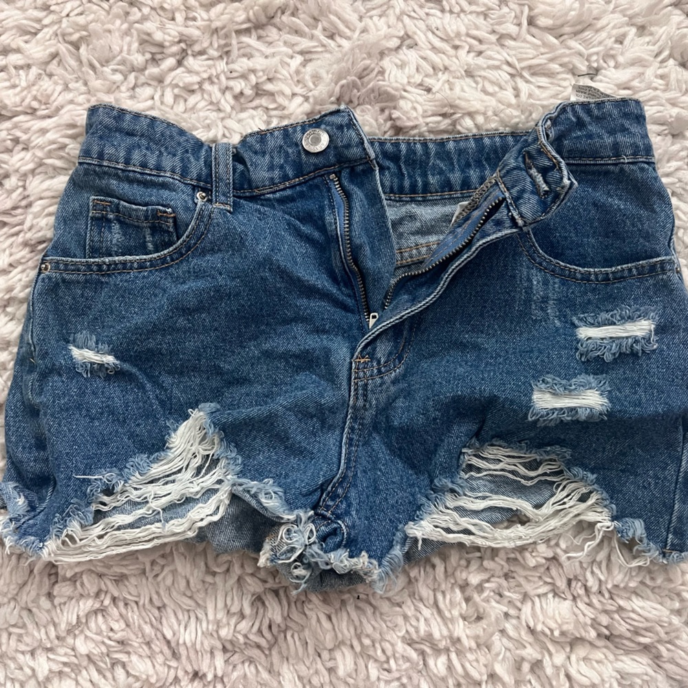 Jean ripped short shorts